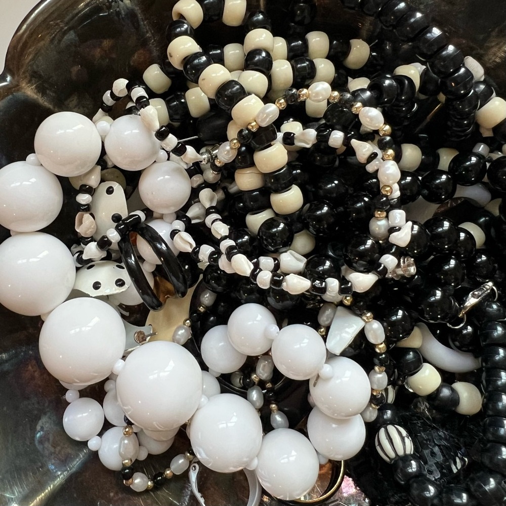 Vintage Black & White Jewelry Mix Wear Upcycle Craft Lot Earrings Necklaces - Picture 2 of 5